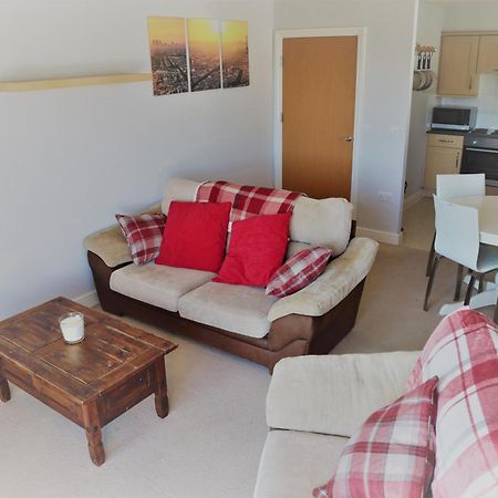 Апартаменти 2Br Apt In Crawley W Parking - Near Gatwick Екстер'єр фото