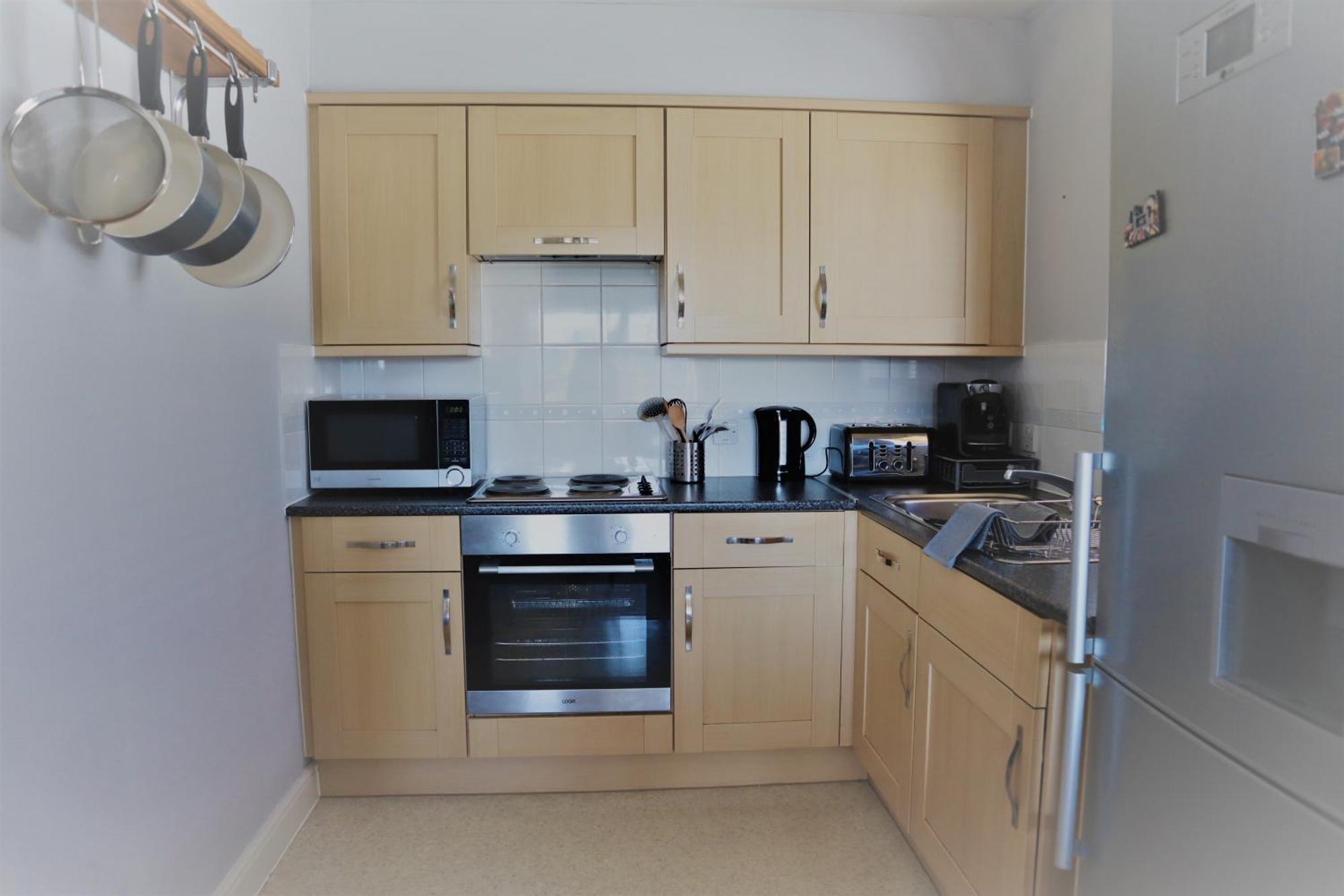 Апартаменти 2Br Apt In Crawley W Parking - Near Gatwick Екстер'єр фото